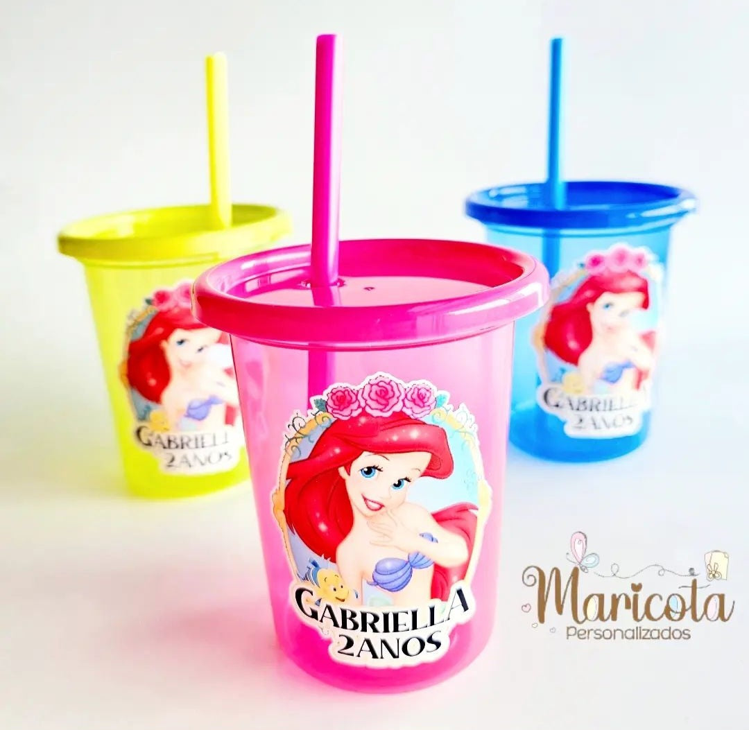 Copo Plásticos com canudo